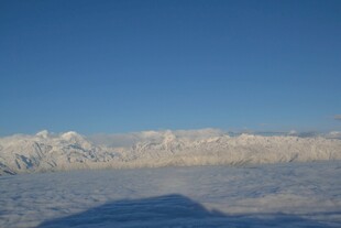 高空俯瞰壮丽雪山景观