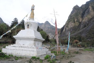 山间白塔 藏地独特景致