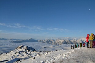 雪山之巅的多彩身影