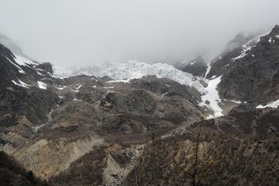 云雾缭绕的壮丽雪山景观