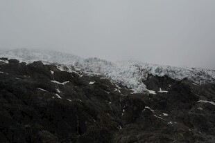 雾中朦胧山峦景色