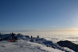 雪山之巅云海壮丽景观
