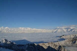 雪山云海壮丽景观