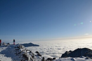 雪山之巅云海壮丽景观