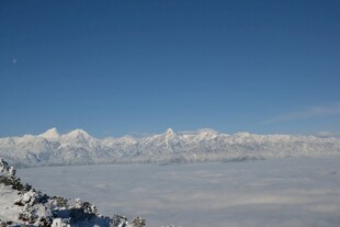 雪山云海壮丽景观