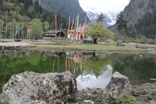 湖畔藏式建筑与山水美景