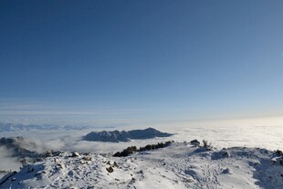 雪山顶上的壮丽云海景观