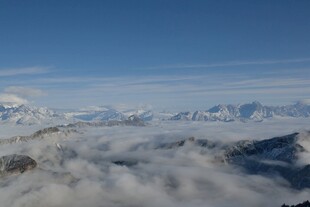 雪山云海壮丽景观