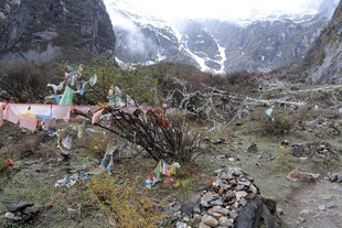 山间经幡 尽显藏地风情