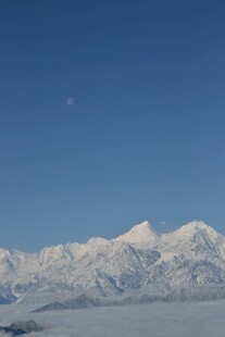 雪山蓝天 静谧纯净之景