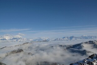 云海之上的壮丽雪山景观
