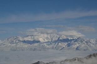 雪山云海壮丽景观