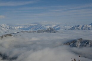 云海之上的壮丽雪山景观