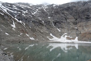 雪山下的静谧湖泊