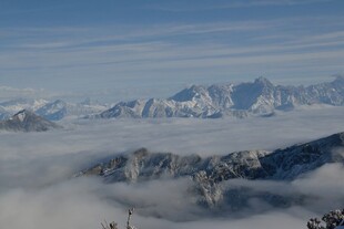 云海之上的壮丽雪山景观