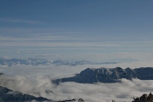 云海之上的壮丽山峦