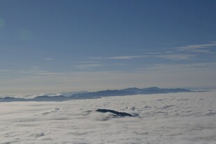 云海之上的远山美景