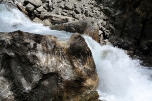 山间瀑布冲击岩石瞬间