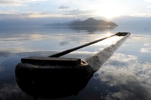 海上栈桥映霞光