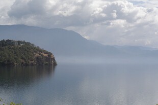 宁静湖景 远山云雾缭绕