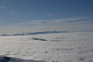 高空云海中的壮丽景观
