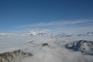 云海之上的壮丽雪山景观