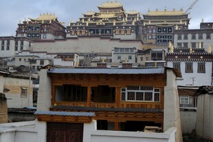 布达拉宫前的传统藏式建筑