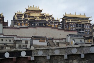 宏伟壮丽的藏式宫殿建筑