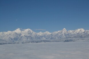 雪山云海壮丽景观