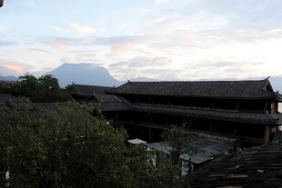 古村暮色中的传统建筑群