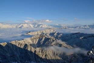 壮丽雪山云海景观