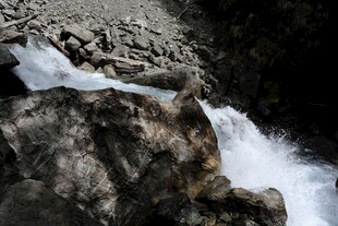山间溪流奔涌的岩石景观