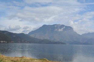 宁静湖景与远处山峦
