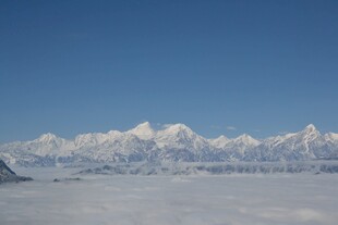 雪山云海壮丽景观