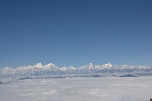 蓝天之下的壮丽雪山景观