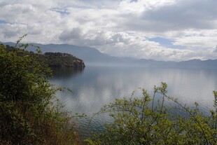 湖畔青山绿水风景如画