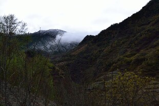 山间云雾缭绕的秀丽景致