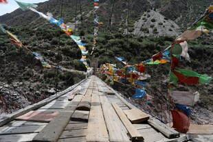 木桥上飘扬的五彩经幡