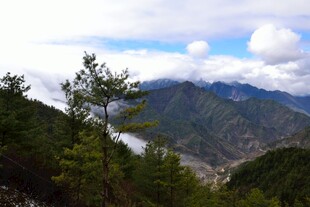 山间美景 云雾缭绕的山脉