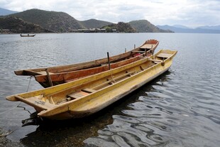 水面上的两艘木质小船