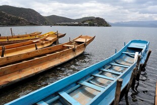 湖畔停泊的多彩木舟