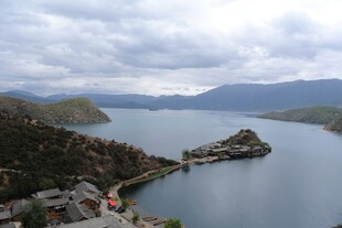 湖畔美景 山水相依的宁静