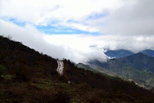 山间云雾缭绕的壮美景色