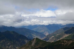 壮丽山峦与云海景观