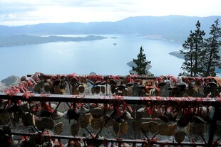 湖畔围栏挂满祈福许愿牌