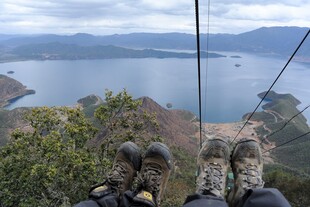 山顶俯瞰湖景的惬意双脚