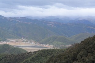 山峦间的开阔谷地景观