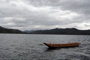 孤舟泛于山水间