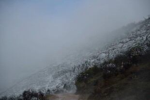 山间云雾缭绕的朦胧景致