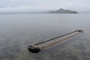 浅海漂浮的神秘长形物体